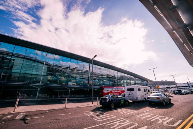 Daños coche aparcado aeropuerto